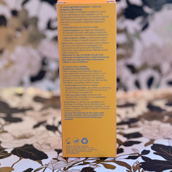 Rodial - VIT C Papaya Enzyme Scrub - Picture 4 of 5